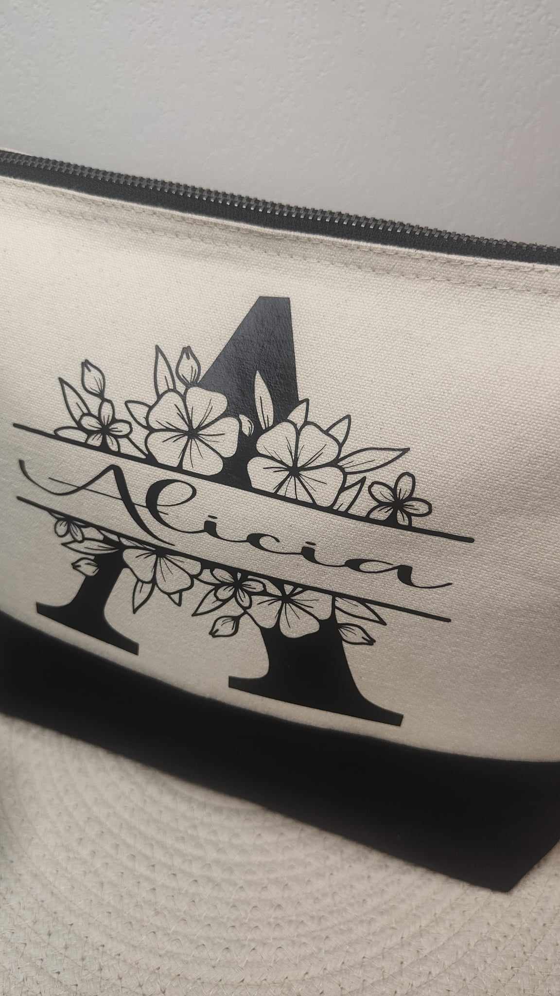 Trousse personnalisée avec initiale florale et prénom - idée cadeau pour femme
