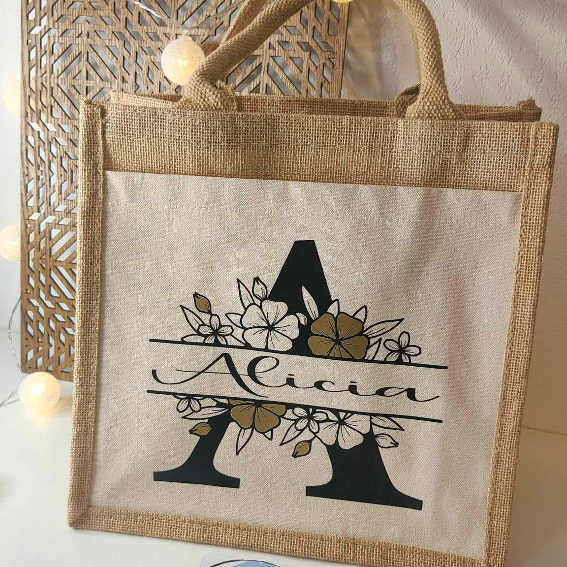 Sac cabas en jute personnalisé avec initiale florale et prénom - idée cadeau